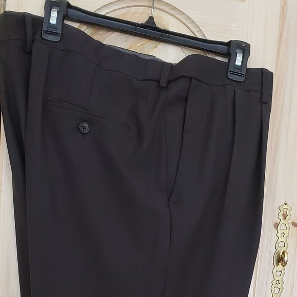 Haggar Classic Fit Premium Comfort Cuffed Dress Pant Pleated Front W38 L29 - Picture 2 of 7